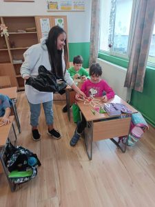 red cross 1112241 12 Младите червенокръстци от Априлци зарадваха децата от първи клас в СУ „Васил Левски“ в града
