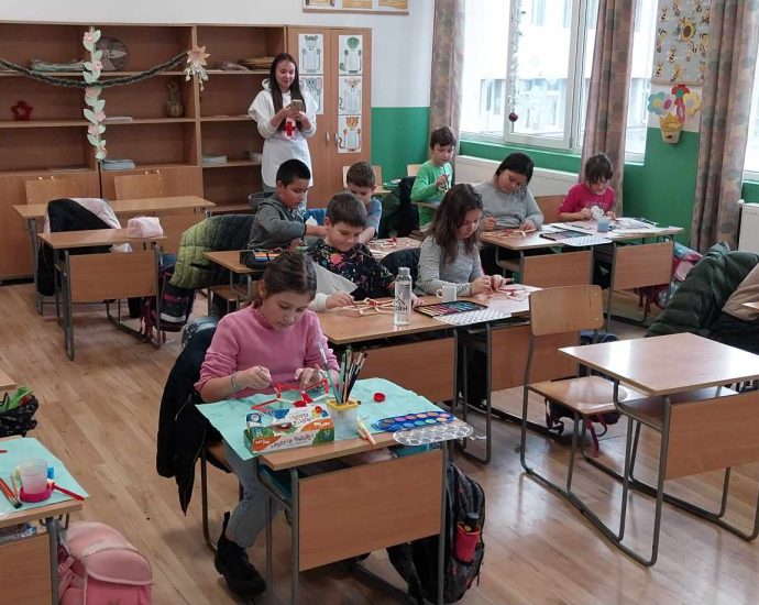 red cross 1112241 3 Младите червенокръстци от Априлци зарадваха децата от първи клас в СУ „Васил Левски“ в града