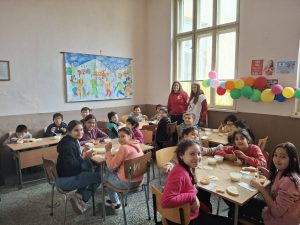 red cross 312241 25 95 ДЕЦА ОТ ОБЩИНА ЯБЛАНИЦА, СЕЛО АЛЕКСАНДРОВО И ОБЩИНА ЛОВЕЧ ЩЕ ПОЛУЧАВАТ ТОПЪЛ ОБЯД ДО КРАЯ НА ЗИМАТА ПО ПРОЕКТ НА БЧК - ЛОВЕЧ