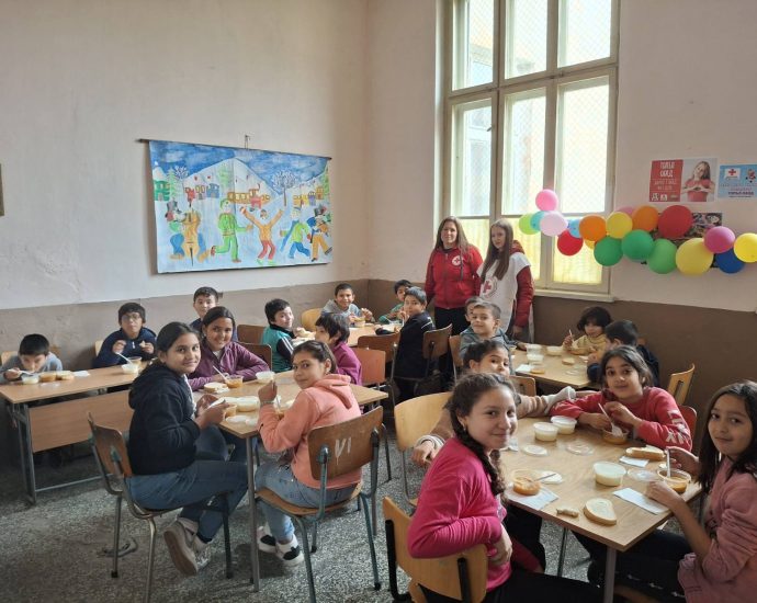 red cross 312241 25 95 ДЕЦА ОТ ОБЩИНА ЯБЛАНИЦА, СЕЛО АЛЕКСАНДРОВО И ОБЩИНА ЛОВЕЧ ЩЕ ПОЛУЧАВАТ ТОПЪЛ ОБЯД ДО КРАЯ НА ЗИМАТА ПО ПРОЕКТ НА БЧК - ЛОВЕЧ