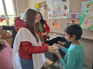 red cross 312241 28 95 ДЕЦА ОТ ОБЩИНА ЯБЛАНИЦА, СЕЛО АЛЕКСАНДРОВО И ОБЩИНА ЛОВЕЧ ЩЕ ПОЛУЧАВАТ ТОПЪЛ ОБЯД ДО КРАЯ НА ЗИМАТА ПО ПРОЕКТ НА БЧК - ЛОВЕЧ
