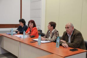 tetevenuchlshta 2012241 1 Агенция „Пътна инфраструктура“ апелира шофьорите, на които им предстои пътуване в следващите дни, да тръгват на път с автомобили, подготвени за зимни условия. Прогнозите на метеоролозите са за влошаване на времето и понижение на температурите. За утре – 21 декември, синоптиците са определили жълт предупредителен код за опасно време в областите Перник, Софийска област, София-град, Кюстендил, Хасково, Кърджали, Ямбол, както и в част от областите Ловеч, Габрово, Велико Търново, Търговище, Разград, Пазарджик, Кърджали, Силистра, Варна, Шумен, Стара Загора и Сливен. На повечето места дъждът ще преминава в сняг. Областните пътни управления са в готовност да предприемат необходимите действия за обработка на настилките във високопланинските райони и проходите, където има предпоставки за хлъзгавост и заледявания особено рано сутрин, когато температурите са по-ниски. Целта е превантивните, а след това и снегопочистващите дейности да започват максимално бързо, за да се осигури проходимостта на пътищата. Приоритет са автомагистралите, най-натоварените направления по първокласната и второкласната пътна мрежа и проходите, осигуряващи връзките между Северна и Южна България. Необходимо е шофьорите да карат с повишено внимание и съобразена скорост, като спазват дистанция, да не предприемат резки маневри и изпреварване на снегопочистващите машини. Блокирането на движението от превозни средства, които не са подготвени за зимни условия, затруднява пътуването на всички останали шофьори и работата на снегопочистващата техника. Всички граждани и транспортни фирми могат да получават информация за актуалната пътна обстановка и зимното поддържане на републиканската мрежа от интернет страницата на АПИ – www.api.bg, както и по всяко време от денонощието на тел. 0700 130 20 в АПИ. В агенцията целогодишно при 24-часов режим работи Ситуационен център, който събира и обобщава данните за състоянието по републиканските пътища.