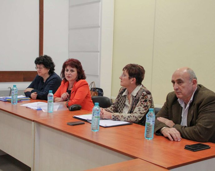 tetevenuchlshta 2012241 1 Агенция „Пътна инфраструктура“ апелира шофьорите, на които им предстои пътуване в следващите дни, да тръгват на път с автомобили, подготвени за зимни условия. Прогнозите на метеоролозите са за влошаване на времето и понижение на температурите. За утре – 21 декември, синоптиците са определили жълт предупредителен код за опасно време в областите Перник, Софийска област, София-град, Кюстендил, Хасково, Кърджали, Ямбол, както и в част от областите Ловеч, Габрово, Велико Търново, Търговище, Разград, Пазарджик, Кърджали, Силистра, Варна, Шумен, Стара Загора и Сливен. На повечето места дъждът ще преминава в сняг. Областните пътни управления са в готовност да предприемат необходимите действия за обработка на настилките във високопланинските райони и проходите, където има предпоставки за хлъзгавост и заледявания особено рано сутрин, когато температурите са по-ниски. Целта е превантивните, а след това и снегопочистващите дейности да започват максимално бързо, за да се осигури проходимостта на пътищата. Приоритет са автомагистралите, най-натоварените направления по първокласната и второкласната пътна мрежа и проходите, осигуряващи връзките между Северна и Южна България. Необходимо е шофьорите да карат с повишено внимание и съобразена скорост, като спазват дистанция, да не предприемат резки маневри и изпреварване на снегопочистващите машини. Блокирането на движението от превозни средства, които не са подготвени за зимни условия, затруднява пътуването на всички останали шофьори и работата на снегопочистващата техника. Всички граждани и транспортни фирми могат да получават информация за актуалната пътна обстановка и зимното поддържане на републиканската мрежа от интернет страницата на АПИ – www.api.bg, както и по всяко време от денонощието на тел. 0700 130 20 в АПИ. В агенцията целогодишно при 24-часов режим работи Ситуационен център, който събира и обобщава данните за състоянието по републиканските пътища.
