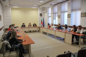 tetevenuchlshta 2012241 2 Агенция „Пътна инфраструктура“ апелира шофьорите, на които им предстои пътуване в следващите дни, да тръгват на път с автомобили, подготвени за зимни условия. Прогнозите на метеоролозите са за влошаване на времето и понижение на температурите. За утре – 21 декември, синоптиците са определили жълт предупредителен код за опасно време в областите Перник, Софийска област, София-град, Кюстендил, Хасково, Кърджали, Ямбол, както и в част от областите Ловеч, Габрово, Велико Търново, Търговище, Разград, Пазарджик, Кърджали, Силистра, Варна, Шумен, Стара Загора и Сливен. На повечето места дъждът ще преминава в сняг. Областните пътни управления са в готовност да предприемат необходимите действия за обработка на настилките във високопланинските райони и проходите, където има предпоставки за хлъзгавост и заледявания особено рано сутрин, когато температурите са по-ниски. Целта е превантивните, а след това и снегопочистващите дейности да започват максимално бързо, за да се осигури проходимостта на пътищата. Приоритет са автомагистралите, най-натоварените направления по първокласната и второкласната пътна мрежа и проходите, осигуряващи връзките между Северна и Южна България. Необходимо е шофьорите да карат с повишено внимание и съобразена скорост, като спазват дистанция, да не предприемат резки маневри и изпреварване на снегопочистващите машини. Блокирането на движението от превозни средства, които не са подготвени за зимни условия, затруднява пътуването на всички останали шофьори и работата на снегопочистващата техника. Всички граждани и транспортни фирми могат да получават информация за актуалната пътна обстановка и зимното поддържане на републиканската мрежа от интернет страницата на АПИ – www.api.bg, както и по всяко време от денонощието на тел. 0700 130 20 в АПИ. В агенцията целогодишно при 24-часов режим работи Ситуационен център, който събира и обобщава данните за състоянието по републиканските пътища.