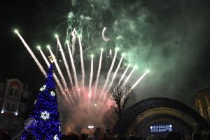 zapalvane svetlini lovech 1212241 7 В деня на покровителя на занаятчиите Св. Спиридон, коледните светлини в Ловеч заблестяха