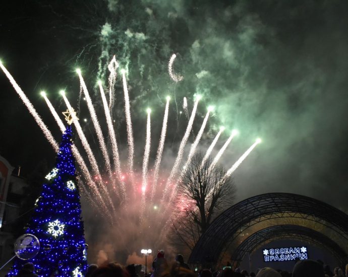 zapalvane svetlini lovech 1212241 7 В деня на покровителя на занаятчиите Св. Спиридон, коледните светлини в Ловеч заблестяха