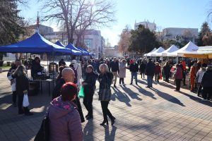 bazar 901251 Община Ловеч организира Фермерски-Арт базар. Той ще се провежда всеки трети четвъртък на месеца, през цялата година, с изключение на летните месеци юли и август.