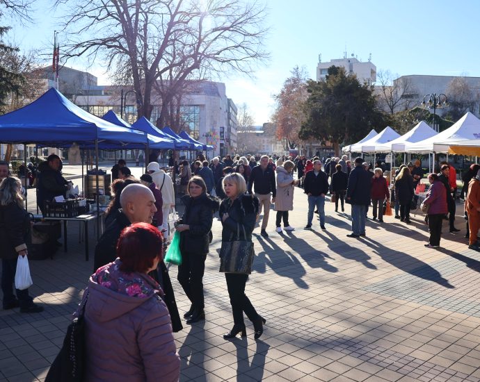 bazar 901251 Поради неблагоприятните метеорологични условия се отменя провеждането на Фермерския - Арт базар в Ловеч