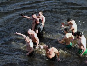 bogojavlenie lovech 601241 2 Павел Георгиев (21 г.) извади от леденените води на река Осъм Богоявленският кръст в Ловеч