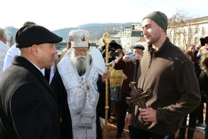 bogojavlenie lovech 601241 8 Павел Георгиев (21 г.) извади от леденените води на река Осъм Богоявленският кръст в Ловеч