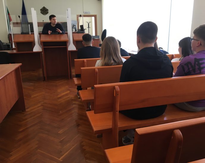lekcia sad deca 1001251 1 Прокурор от РП – Ловеч обясни на седмокласници участието на деца в досъдебни и съдебни процедури