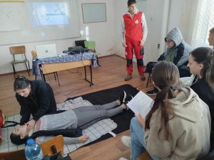 obuchene red cross 1001251 9 СПЕЦИАЛИЗИРАНО ОБУЧЕНИЕ ПО ПЪРВА ДОЛЕКАРСКА ПОМОЩ ПРЕМИНАХА МЛАДИТЕ ДОБРОВОЛЦИ ОТ АПРИЛЦИ