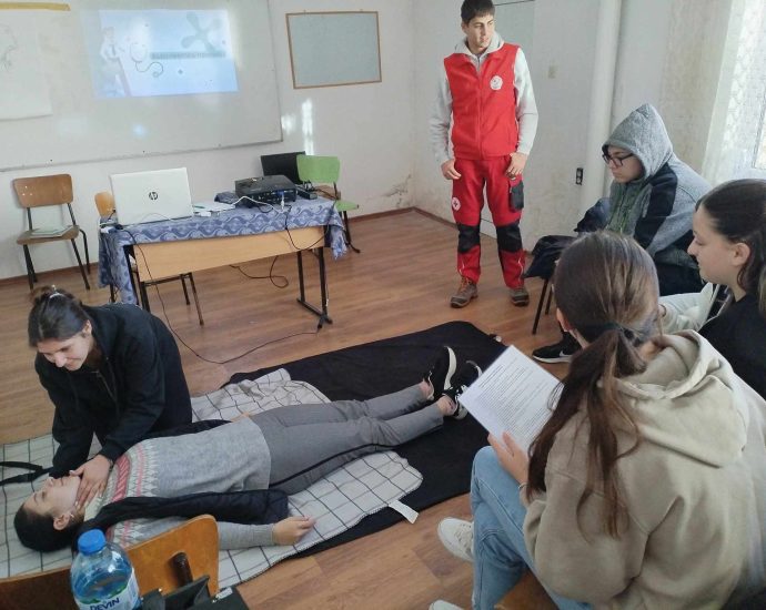 obuchene red cross 1001251 9 СПЕЦИАЛИЗИРАНО ОБУЧЕНИЕ ПО ПЪРВА ДОЛЕКАРСКА ПОМОЩ ПРЕМИНАХА МЛАДИТЕ ДОБРОВОЛЦИ ОТ АПРИЛЦИ