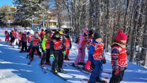 ski troyan deca 1301251 1 За шеста поредна година ще бъде осигурено безплатно обучение по ски на деца в начален етап на обучение в община Троян