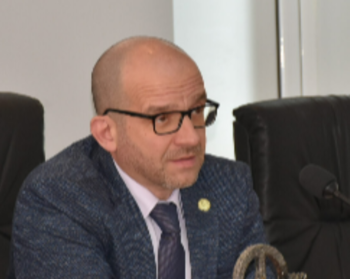 tiholov 2001251 Колкото и да им се иска на управляващите в Ловеч да намерят някой виновен за провала им, то такъв няма, извън тях самите