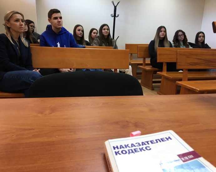 uchenici sad 701251 2 Прокурорът в Районна прокуратура - Ловеч Николай Буровски се срещна с десетокласници от ПЕГ „Екзарх Йосиф I“