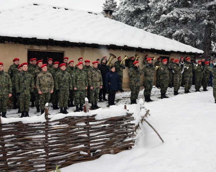 chestvane levski 1902251 10 С гражданско поклонение и военен ритуал  пред паметника на Левски в Ловеч бяха отбелязани 152 години от гибелта му