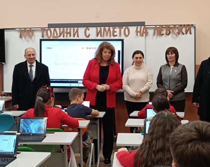 jotova levski 1902251 1 Областният управител Дора Стоянова посрещна вицепрезидента Илияна Йотова, която бе гост в Основно училище „Васил Левски“ в Ловеч