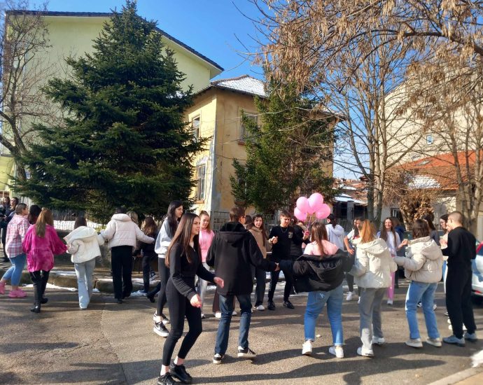 red cross 2602251 4 С изнасяне на открити уроци, презентации и ролеви игри на тема „Заедно срещу тормоза в училище!“ младите червенокръстци от клуб Ловеч, Тетевен, Летница и Луковит казаха днес „МОЖЕМ ДА БЪДЕМ ПО-ДОБРИ!”