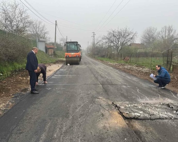 inspekcia pat 2703251 3 Кметът на Община Ловеч Страцимир Петков инспектира напредъка по строително-ремонтните дейности на общински път LOV – 2070