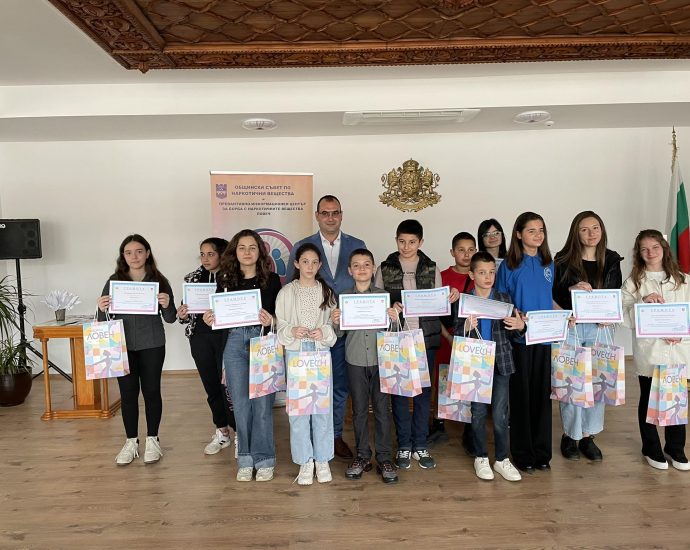 konkurs nagradi 2603251 На светлият християнски празник Благовещение в Младежки дом - Ловеч бяха наградени победителите в конкурс за есе