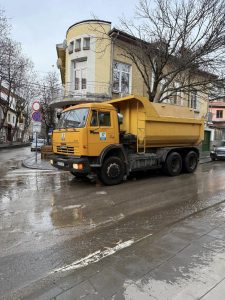 miene ulici troyan 1103251 3 Започна пролетното миене на улиците в Троян