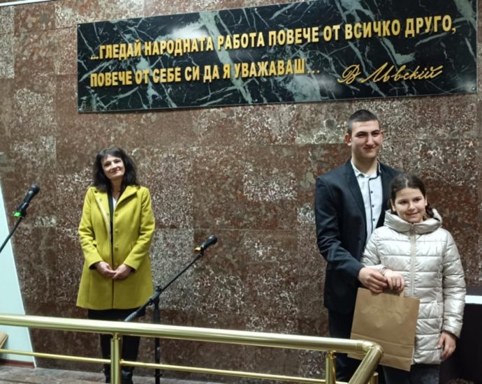 nagradi konkurs 403251 2 Заместник областният управител Нели Читинова връчи награди на отличени ученици в конкурса „Революционната дейност на Васил Левски“