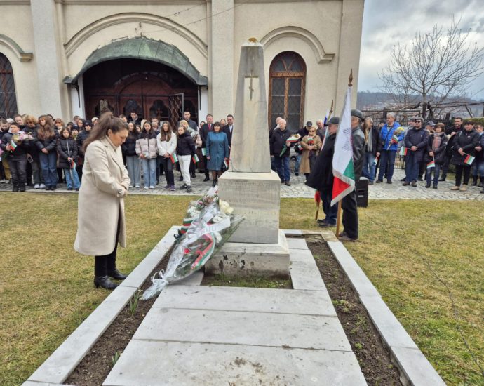 ou treti 303251 1 Областният управител Дора Стоянова чества Националния празник 3 март с тетевенци