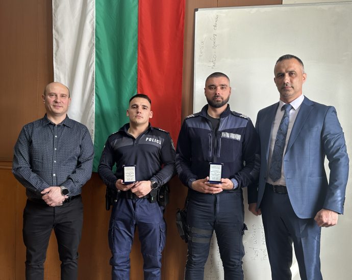 slujtel nagrada 1203251 Двама полицаи от Луковит бяха отличени днес за проявената смелост и професионализъм при изпълнение на служебните им задължения