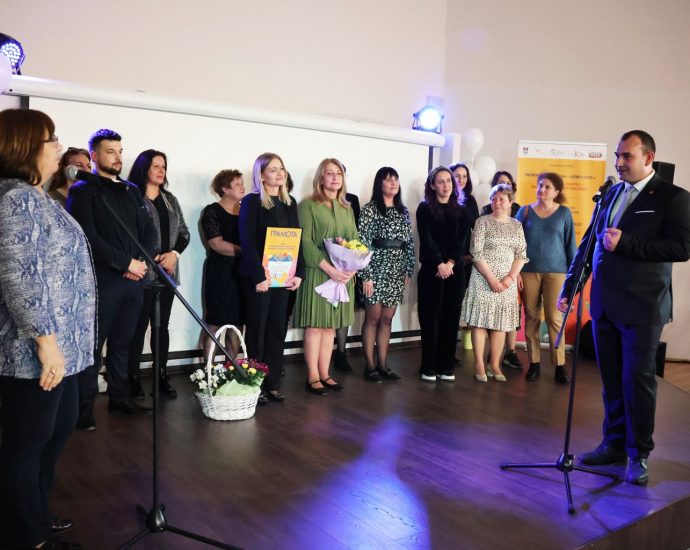 socialni rabotnici 2103251 1 Над 140 професионалисти, хора с големи сърца, посветени на социалната работа, се събраха в Младежки дом – Ловеч на официалната церемония по повод Световния ден на социалната работа