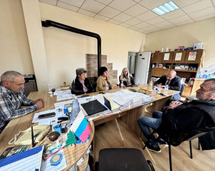 sreshta sela 1103251 3 Работни срещи в селата Радювене и Скобелево проведе кмета Петков