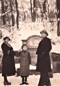 Ловеч парк Стратеш Милка Илия син и Пано Паракуцови 1938 г СПОМЕН ЗА ИЛИЯ ПАРАКУЦОВ