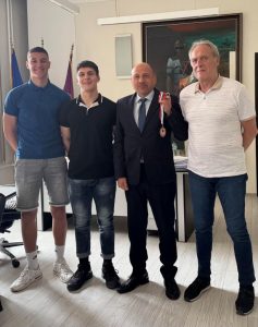 handbal 2404251 Хандбален клуб „Осъм“ подари бронзов медал от Купа България на Община Ловеч