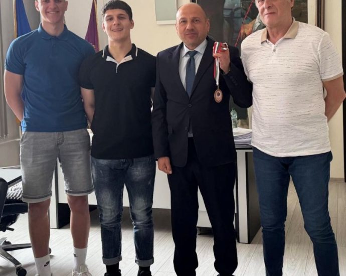 handbal 2404251 Хандбален клуб „Осъм“ подари бронзов медал от Купа България на Община Ловеч