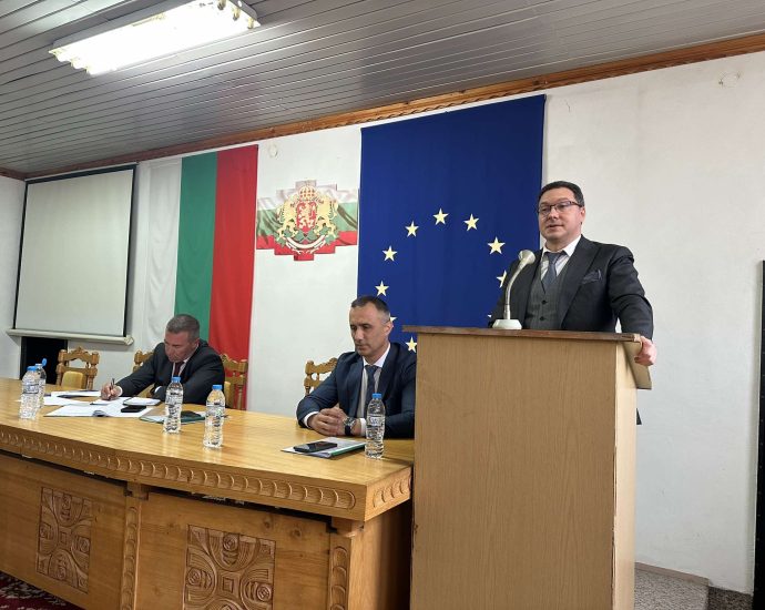 mvr mnstar 2304251 Обществото е изключително чувствително към пътната безопасност и наша отговорност е да засилим дисциплината на водачите, заяви министър Даниел Митов на отчета на дирекцията в Ловеч