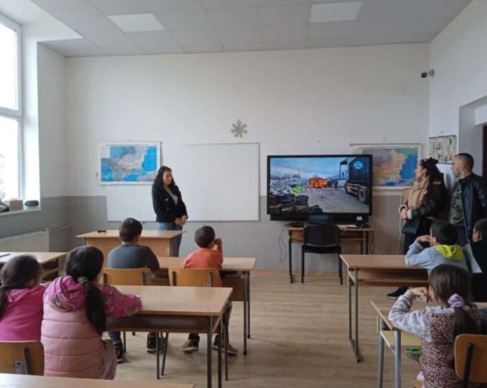 razdelno troyan 904251 Експерти от общинската администрация в Троян посетиха ученици от ОУ „Иван Вазов“ с. Дебнево и дискутираха темите за разделно събиране и рециклиране