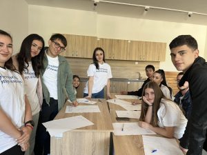 sreshta uchenici 2904251 3 По повод Деня на Земята – 22 април, на 28 април 2025 г. в Младежки дом – Ловеч се проведе среща между Ученическия парламент на гр. Плевен и Ученическия съвет на гр. Ловеч