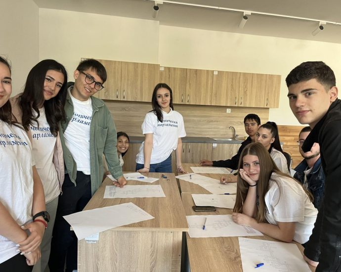 sreshta uchenici 2904251 3 По повод Деня на Земята – 22 април, на 28 април 2025 г. в Младежки дом – Ловеч се проведе среща между Ученическия парламент на гр. Плевен и Ученическия съвет на гр. Ловеч