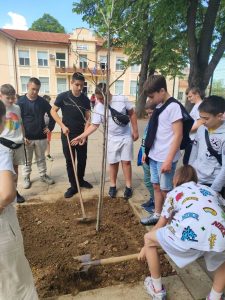 uchenici den zemia 2204251 3 Ученици от единадесет училища в Ловеч се включиха в отбелязването на Международния ден на планетата Земя
