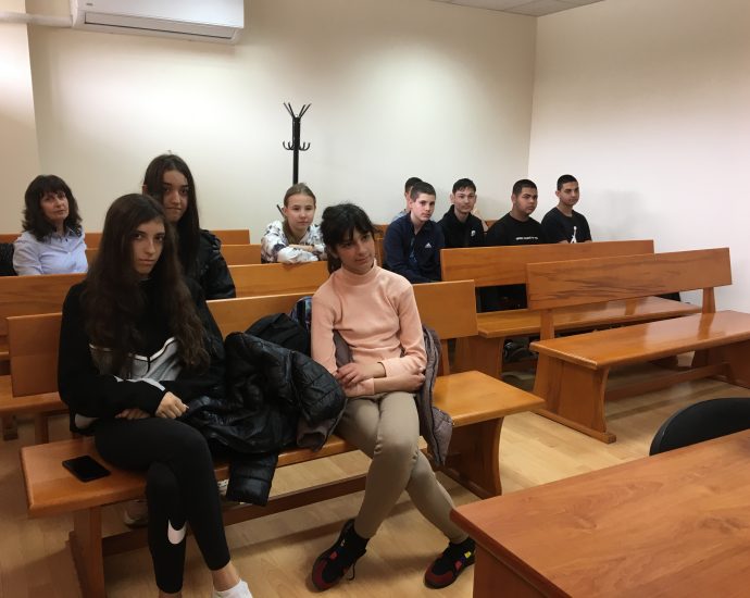 uchenici prokuratura 104251 2 Прокурор от РП – Ловеч обясни на ученици какви са престъпленията, свързани с наркотици
