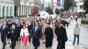 24maj lovech 2405251 1 Ловеч тържествено отбеляза 24 май с молебен, празнично шествие и награди за изявени учители
