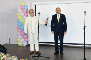 loveshki mech 2405251 2 Петър Стойчев с наградата „Ловешки меч“ за принос към културния живот на Ловеч