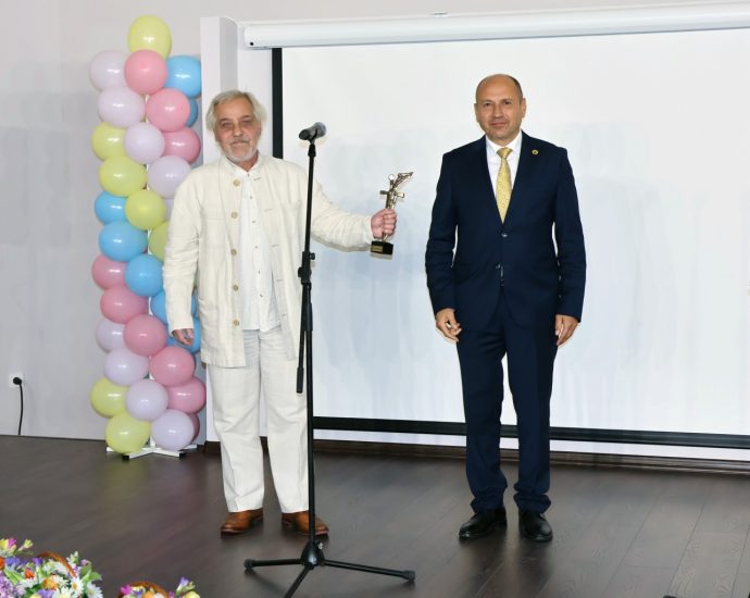 loveshki mech 2405251 2 Петър Стойчев с наградата „Ловешки меч“ за принос към културния живот на Ловеч