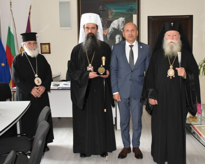 patriarh sreshta locech 1105251 1 Негово Светейшество Даниил, Патриарх Български и Митрополит Софийски беше гост на кмета Петков