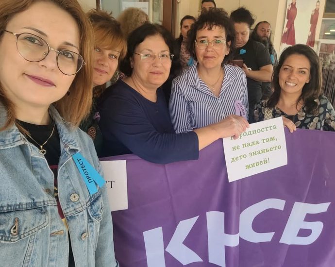 protest biblioteka 2305251 4 Служители на Регионална библиотека „Проф. Беню Цонев“ протестираха с искане за достойно заплащане