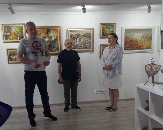 art gallery brdges 1906251 Областният управител откри изложбата на Петкан Наков в арт галерия „Мостове“ в Ловеч