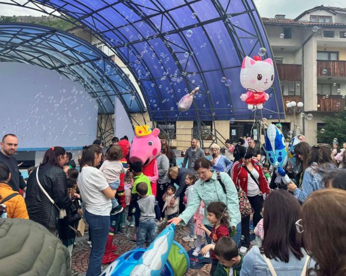 deca praznk lovech 106251 1 Детски празник с много усмивки и любимите герои оживя на площад „Тодор Кирков“ в Ловеч