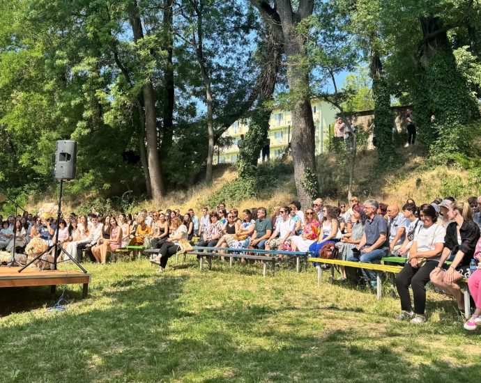 dplomirane 1906251 2 Кметът на Община Ловеч Страцимир Петков взе участие в тържествените церемонии по дипломирането на Випуск 2025 в две от водещите училища в града