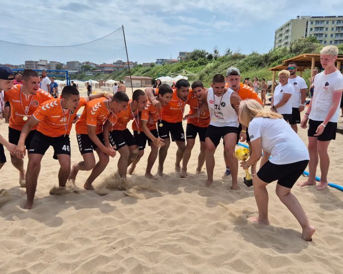 plajen handball 1106251 2 Юношите на „Осъм“ с трета поредна титла по плажен хандбал край морето