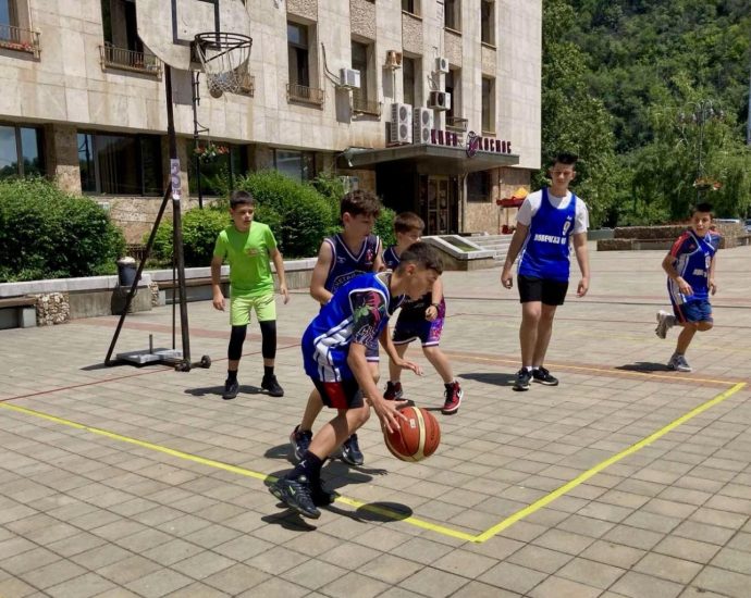 street bascket 306251 4 Стрийт баскет шоу в Ловеч събра десетки млади таланти по повод 25 години ЦПЛР-ОДК